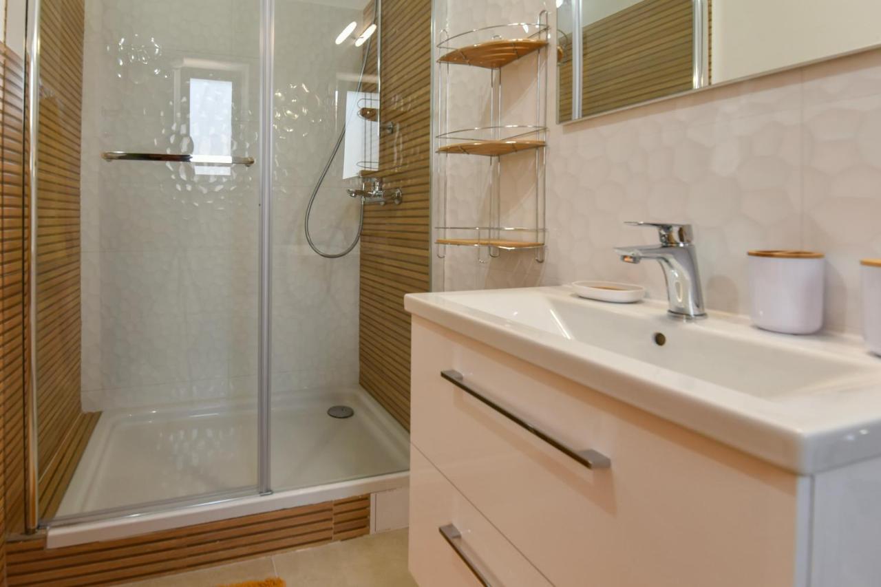 New Luxury 3 Bedroom 4 Air Conditioners Zára Kültér fotó
